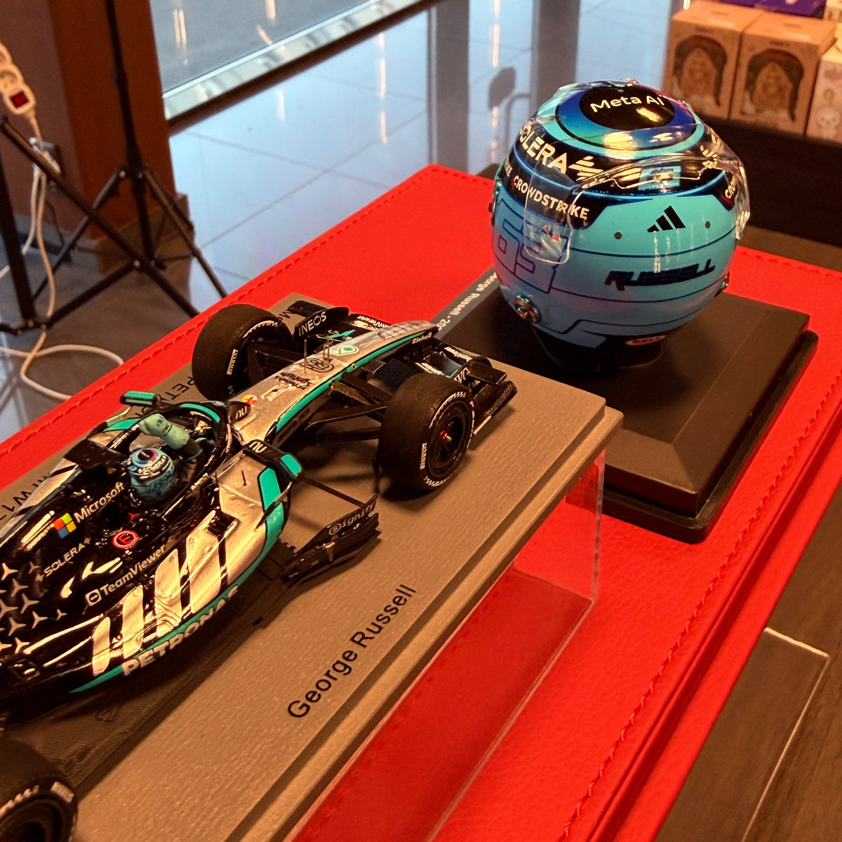 George Russell Mercedes-AMG W17 winnaar van de GP van Australië 2026 1:43 + helm 1:5 set van Spark