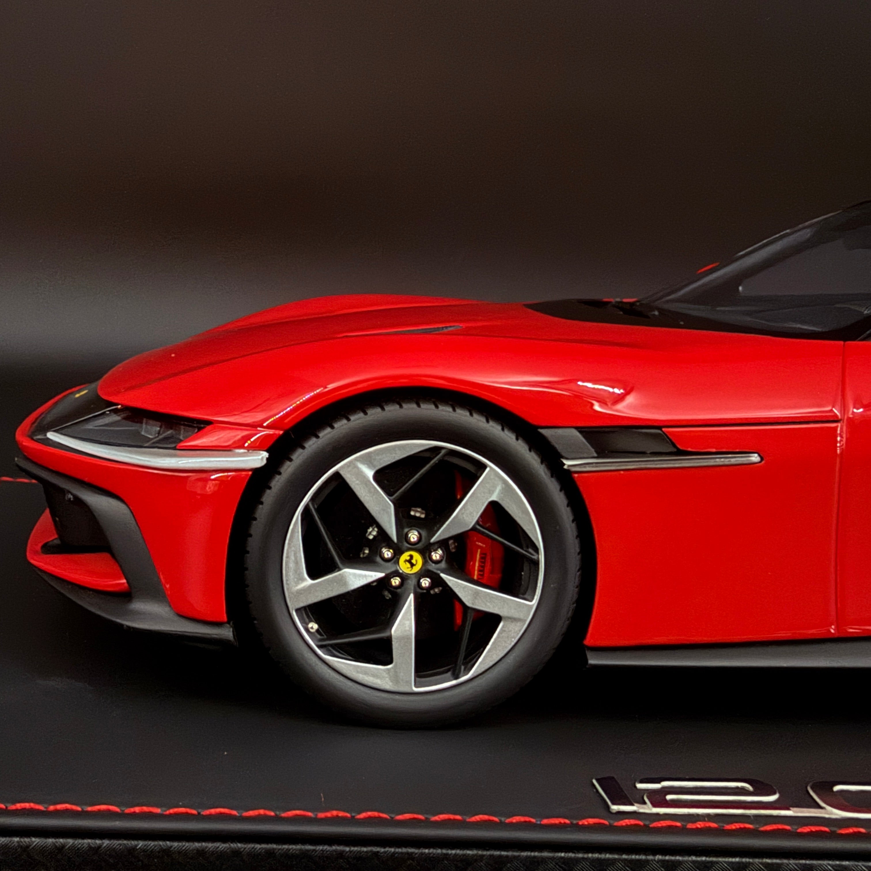 Ferrari 12Cilindri Rosso Corsa – Escala 1:18 con vitrina (Edición limitada 48 unidades) de BBR Models