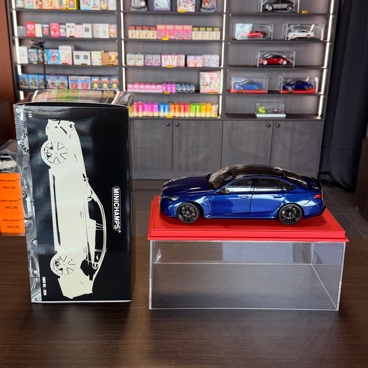 BMW M5 2024 Modrá metalíza v měřítku 1:18 od společnosti Minichamps