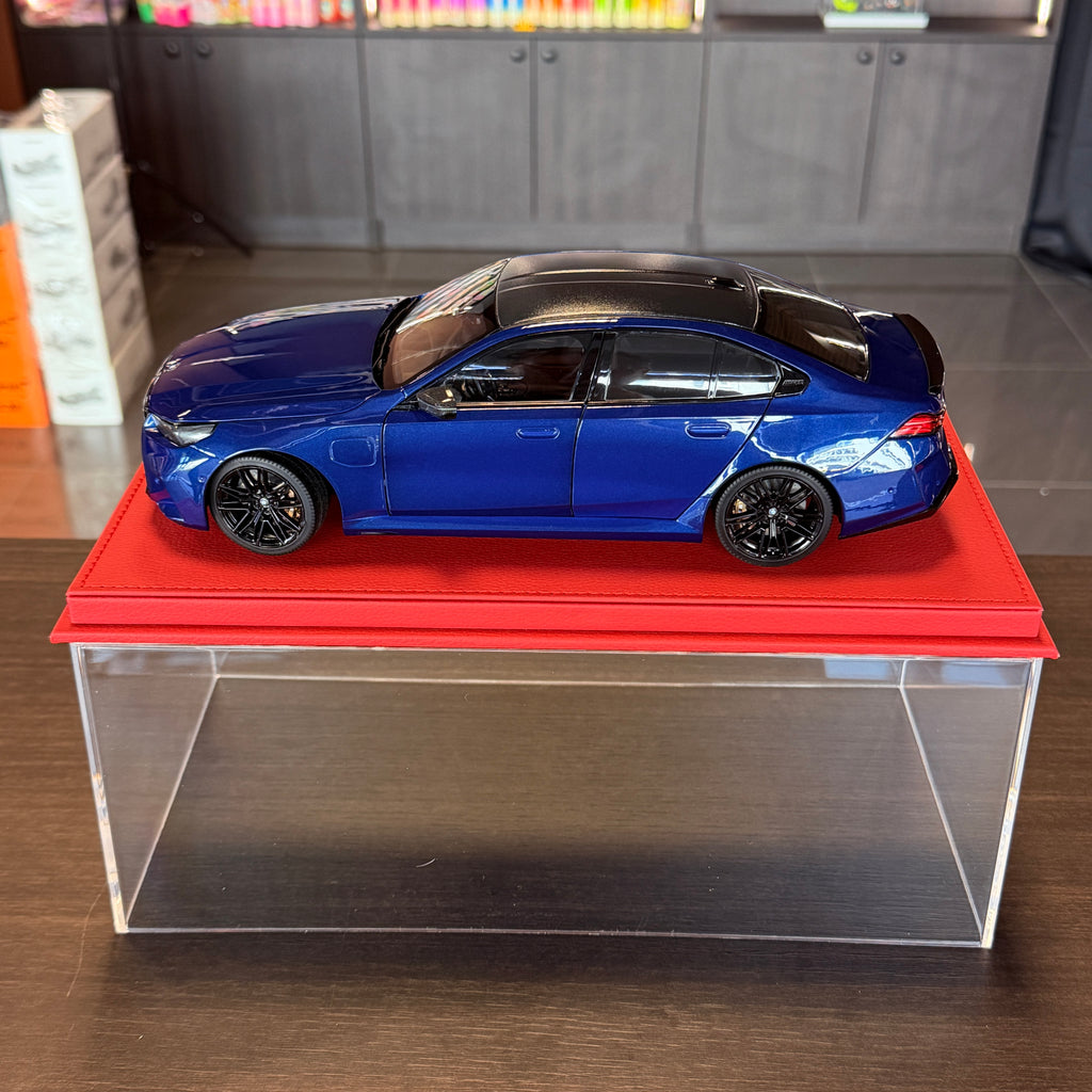 BMW M5 2024 Modrá metalíza v měřítku 1:18 od společnosti Minichamps