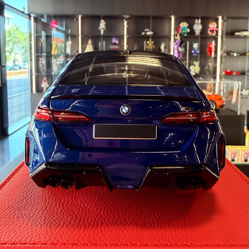 BMW M5 2024 Modrá metalíza v měřítku 1:18 od společnosti Minichamps