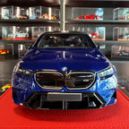 BMW M5 2024 Modrá metalíza v měřítku 1:18 od společnosti Minichamps