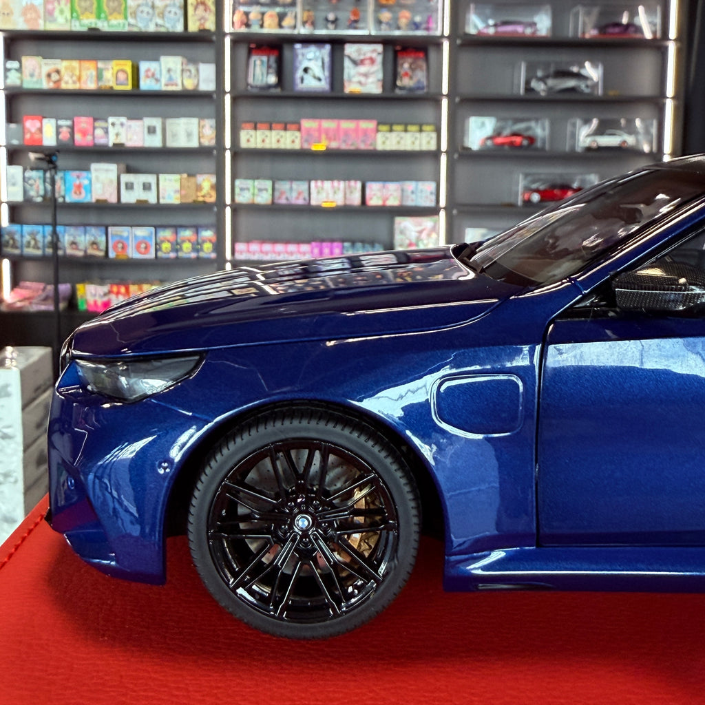 BMW M5 2024 Modrá metalíza v měřítku 1:18 od společnosti Minichamps