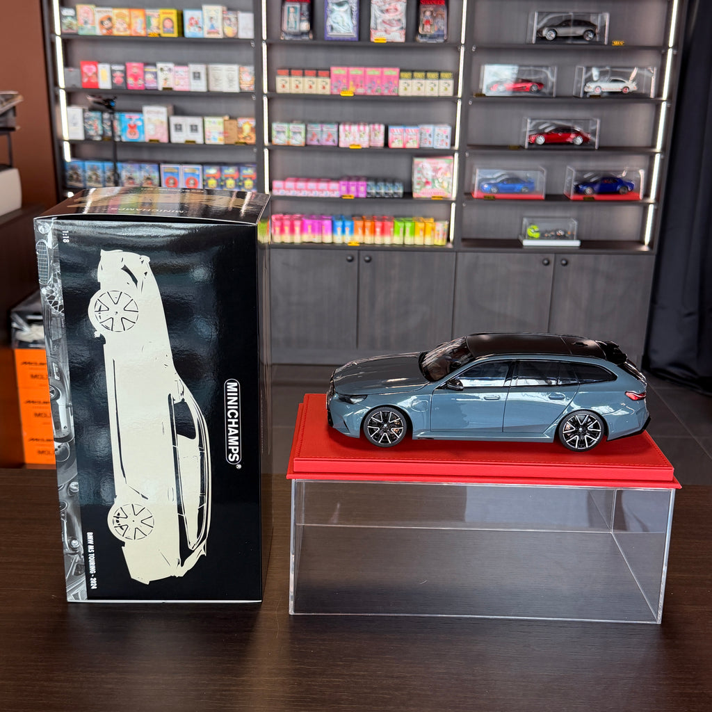 BMW M5 Touring 2024 v šedé metalíze v měřítku 1:18 od Minichamps