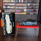 BMW M5 Touring 2024 v šedé metalíze v měřítku 1:18 od Minichamps