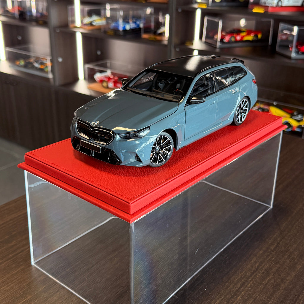BMW M5 Touring 2024 v šedé metalíze v měřítku 1:18 od Minichamps
