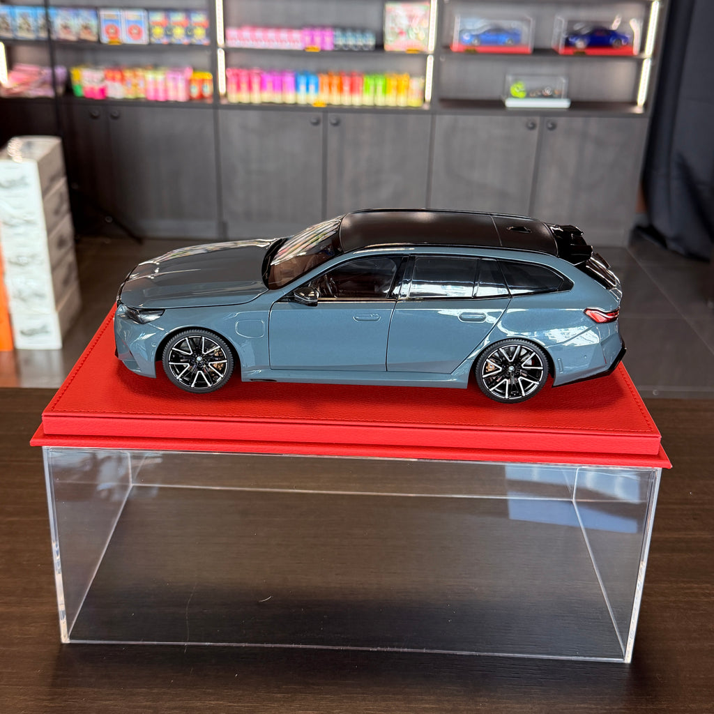 BMW M5 Touring 2024 v šedé metalíze v měřítku 1:18 od Minichamps