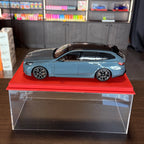 BMW M5 Touring 2024 v šedé metalíze v měřítku 1:18 od Minichamps