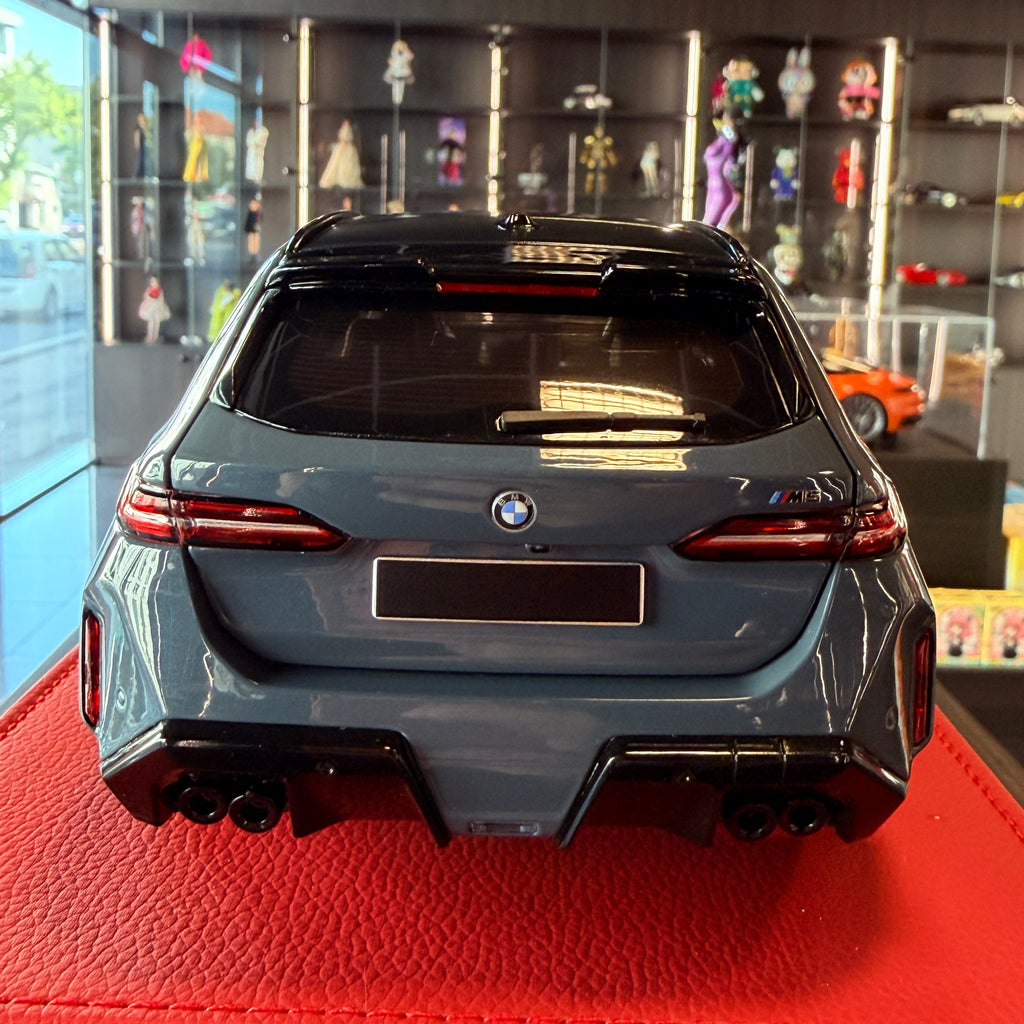 BMW M5 Touring 2024 v šedé metalíze v měřítku 1:18 od Minichamps