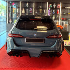 BMW M5 Touring 2024 v šedé metalíze v měřítku 1:18 od Minichamps