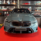 BMW M5 Touring 2024 v šedé metalíze v měřítku 1:18 od Minichamps