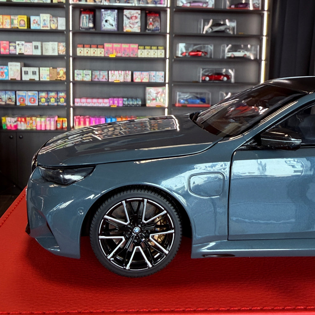 BMW M5 Touring 2024 v šedé metalíze v měřítku 1:18 od Minichamps