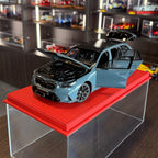 BMW M5 Touring 2024 v šedé metalíze v měřítku 1:18 od Minichamps