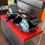 BMW M5 Touring 2024 v šedé metalíze v měřítku 1:18 od Minichamps