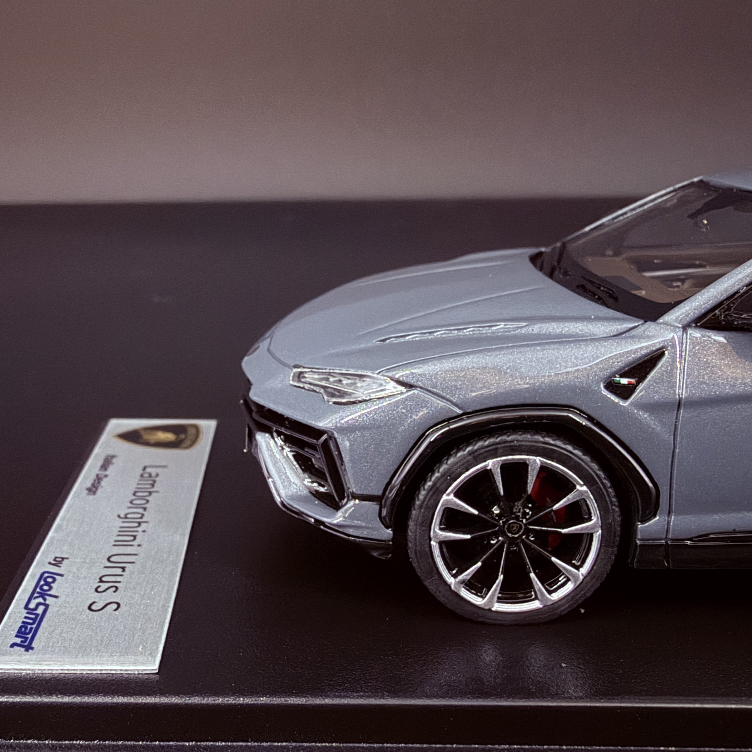 Lamborghini Urus S – Grigio Telesto im Maßstab 1:43 von LookSmart