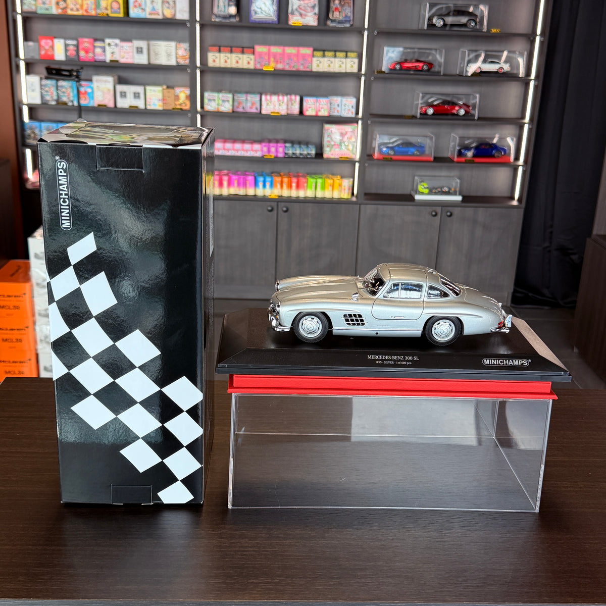 Mercedes-Benz 300 SL 1955 stříbrný v měřítku 1:18 od Minichamps