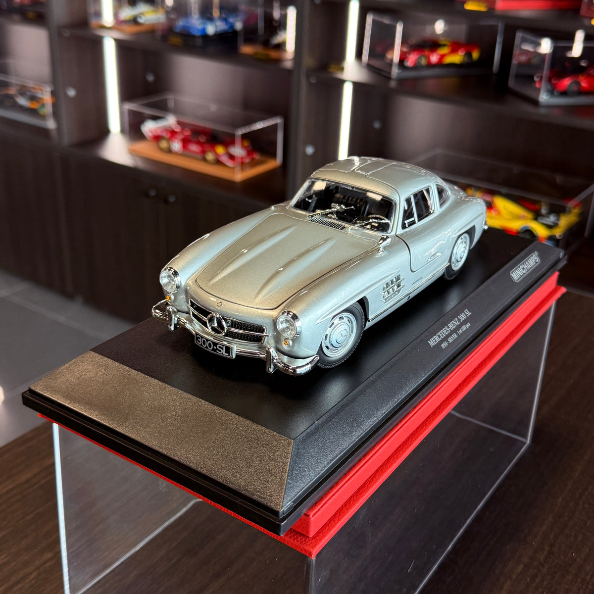 Mercedes-Benz 300 SL 1955 stříbrný v měřítku 1:18 od Minichamps