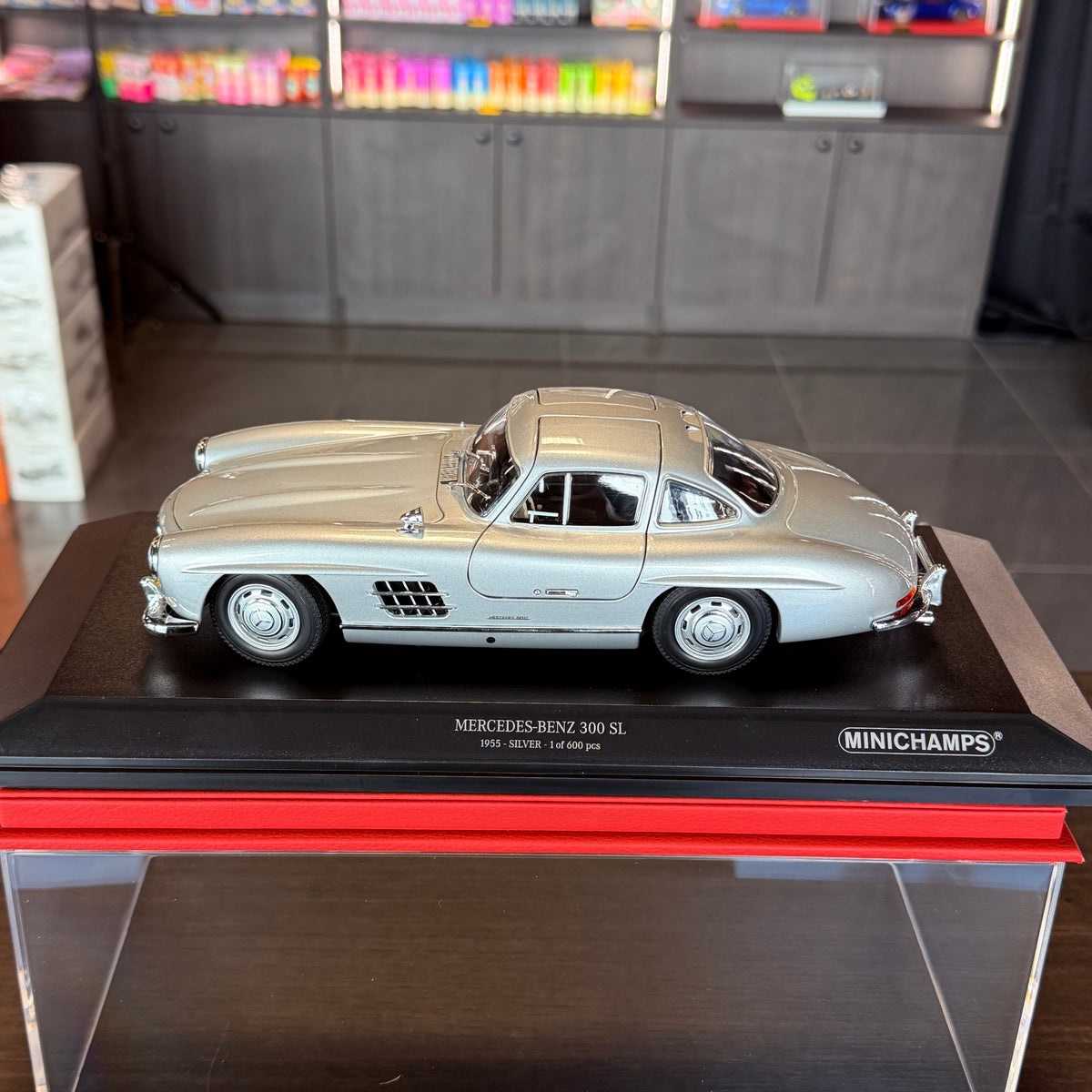 Mercedes-Benz 300 SL 1955 stříbrný v měřítku 1:18 od Minichamps