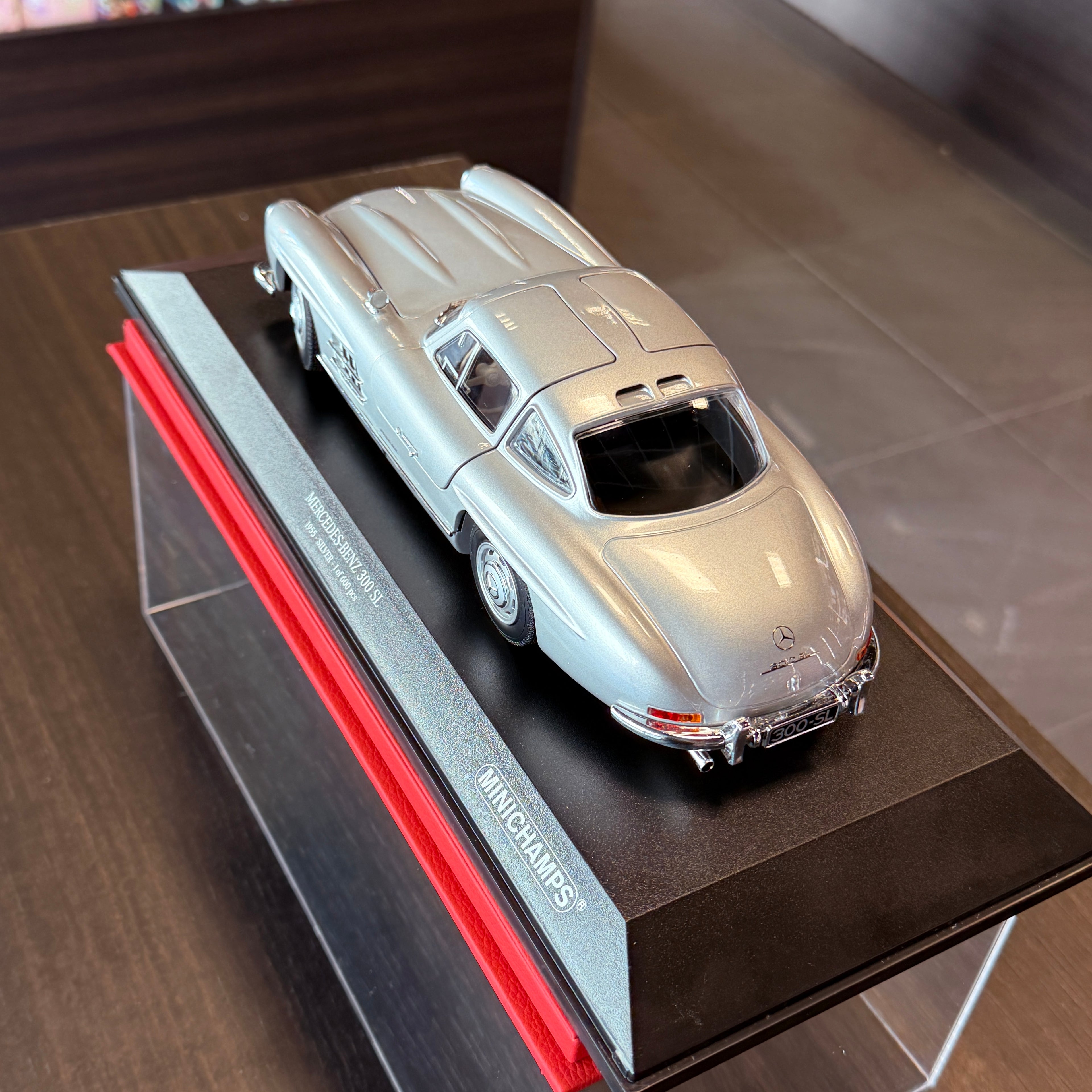 Mercedes-Benz 300 SL 1955 stříbrný v měřítku 1:18 od Minichamps
