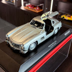 Mercedes-Benz 300 SL 1955 stříbrný v měřítku 1:18 od Minichamps