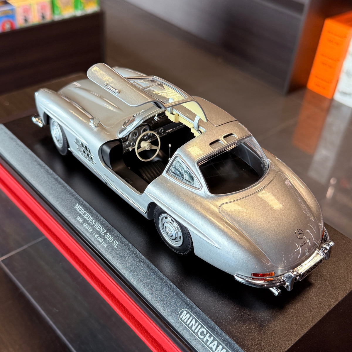 Mercedes-Benz 300 SL 1955 stříbrný v měřítku 1:18 od Minichamps