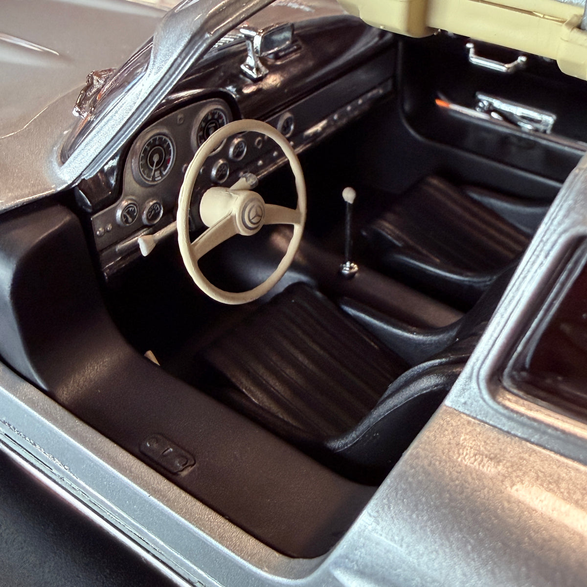 Mercedes-Benz 300 SL 1955 stříbrný v měřítku 1:18 od Minichamps