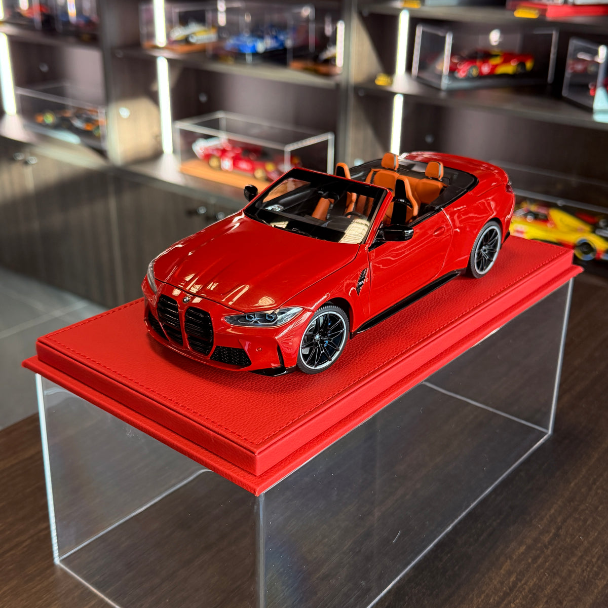 BMW M4 Cabriolet 2021 v červené metalíze v měřítku 1:18 od Minichamps
