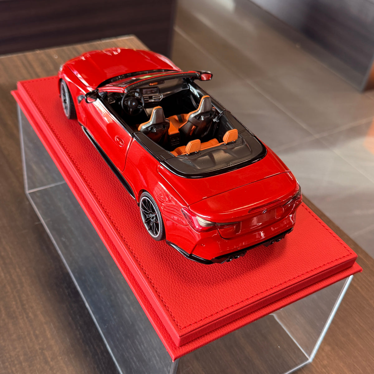 BMW M4 Cabriolet 2021 v červené metalíze v měřítku 1:18 od Minichamps