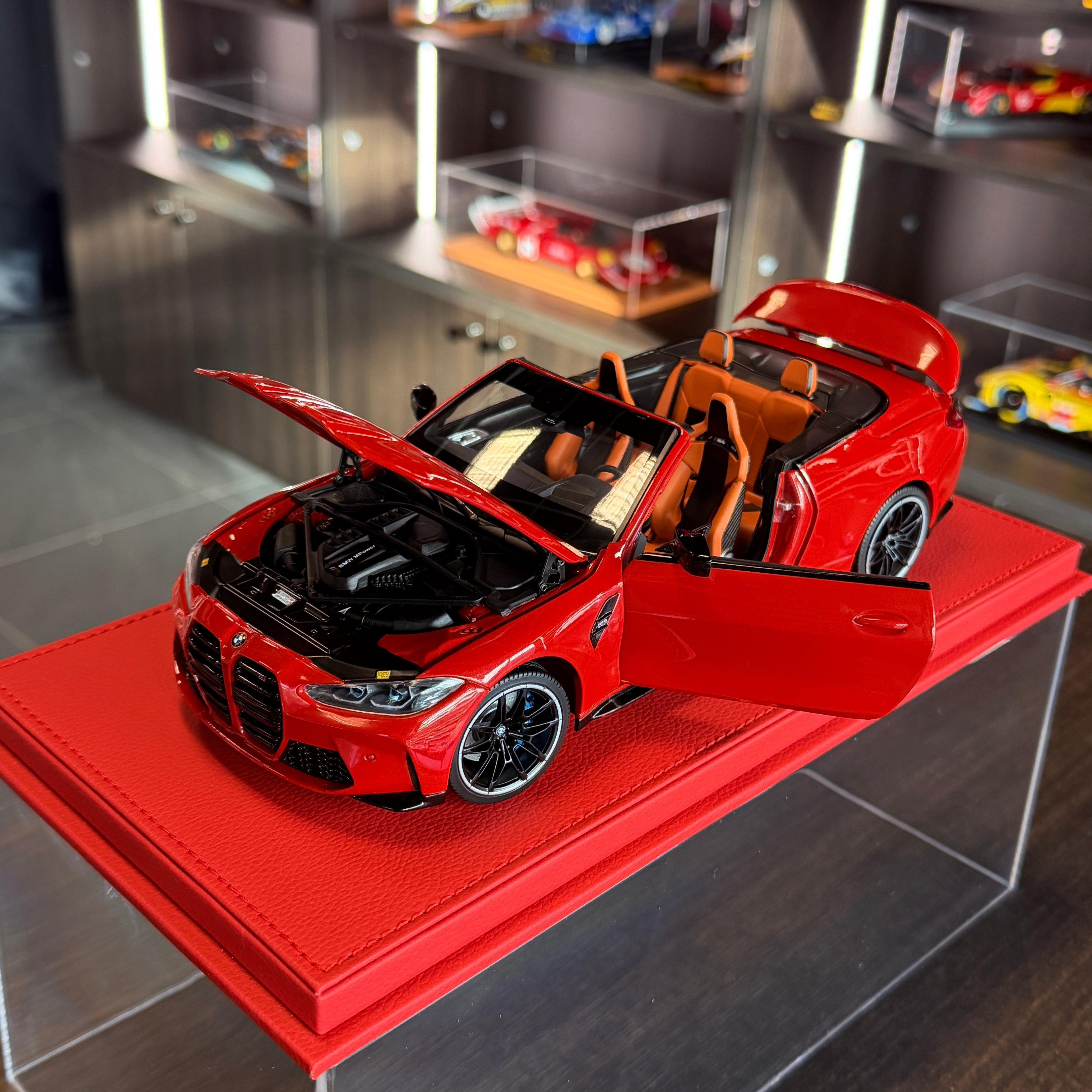 BMW M4 Cabriolet 2021 v červené metalíze v měřítku 1:18 od Minichamps