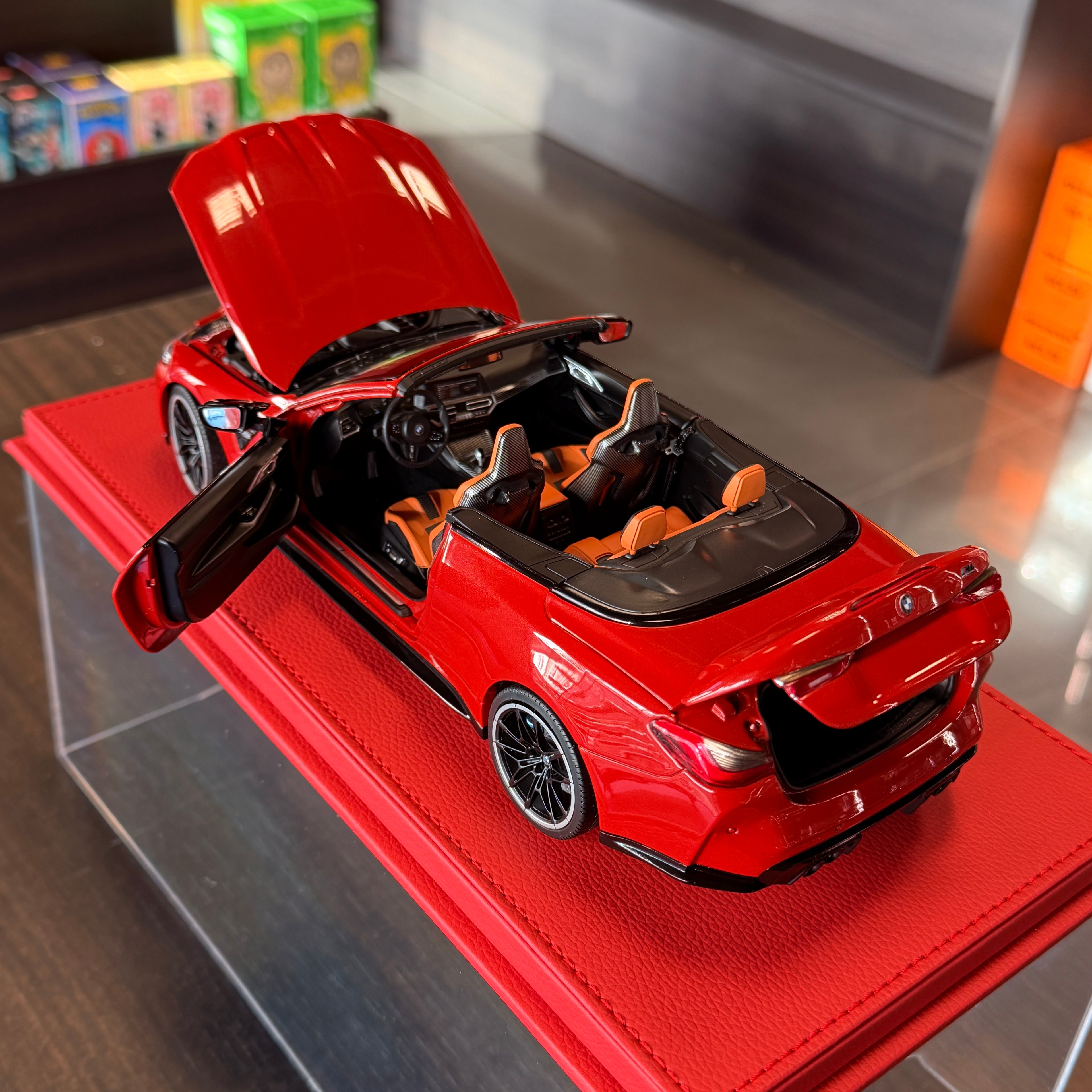 BMW M4 Cabriolet 2021 v červené metalíze v měřítku 1:18 od Minichamps