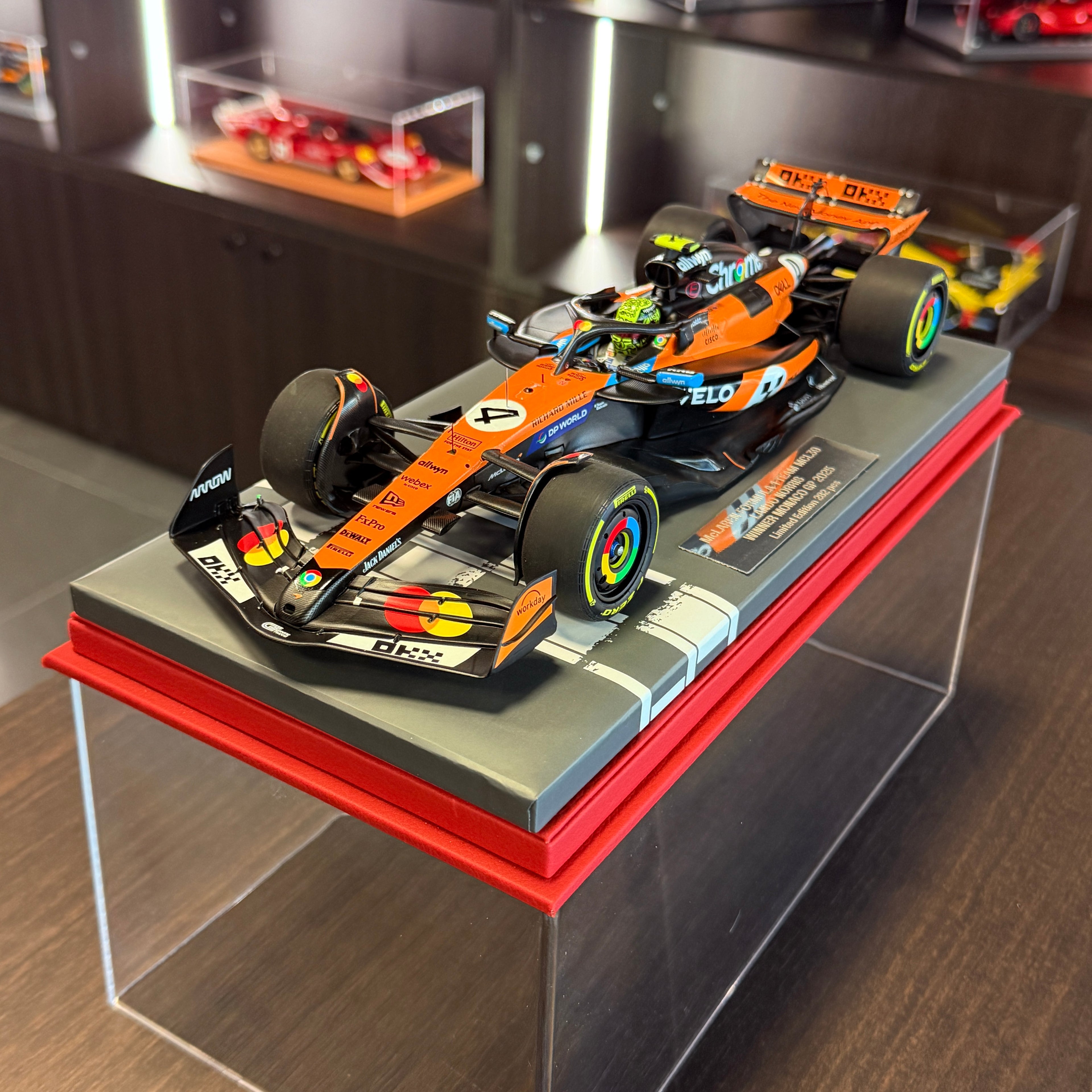 McLaren MCL39 Lando Norris vítěz Velké ceny Monaka 2025 v měřítku 1:18 od Minichamps