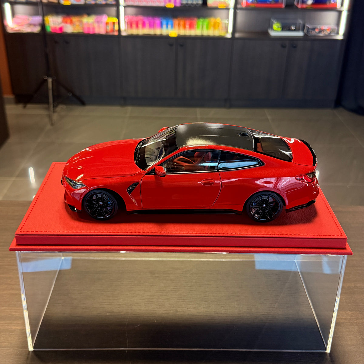 BMW M4 2024 v metalicky červené barvě v měřítku 1:18 od Minichamps