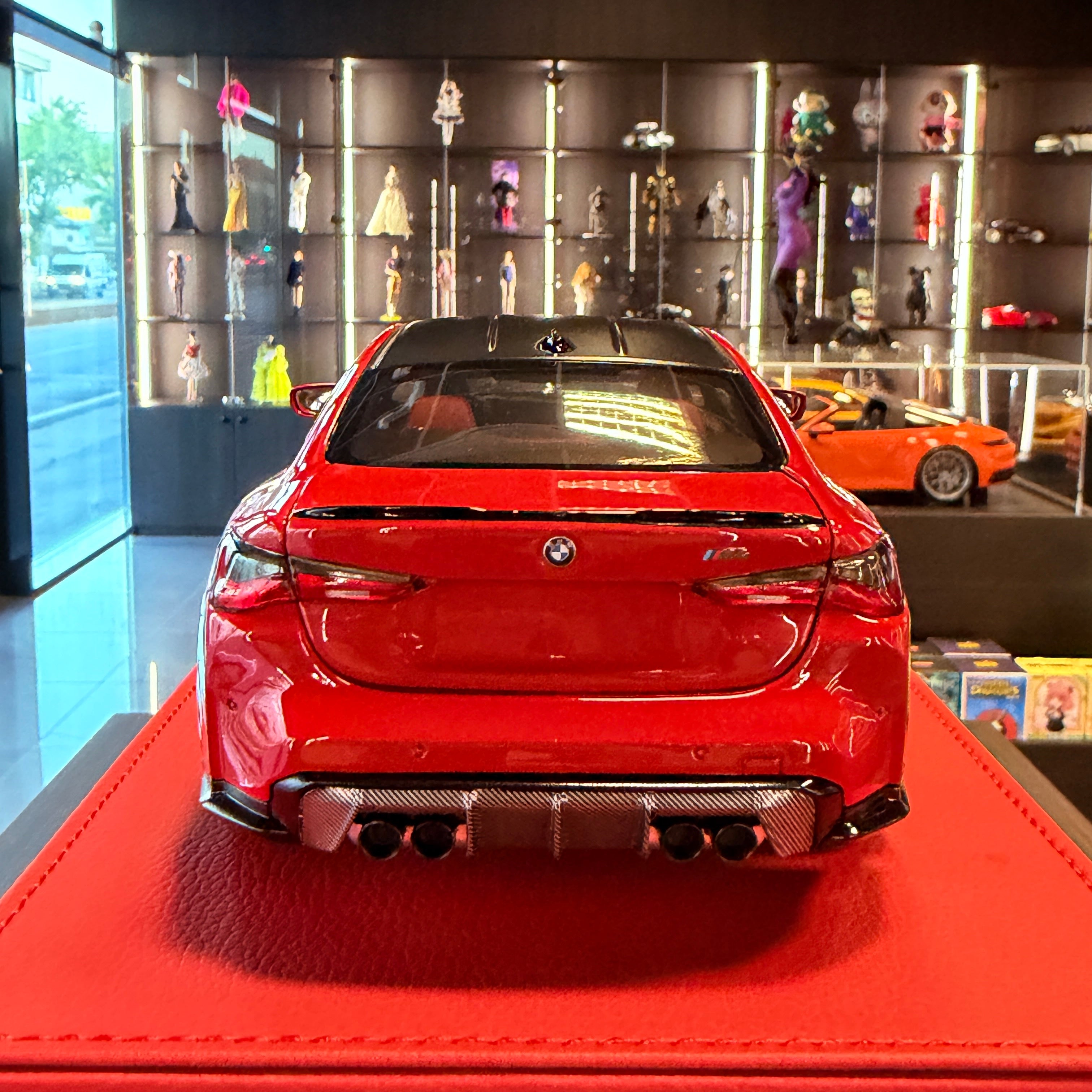 BMW M4 2024 v metalicky červené barvě v měřítku 1:18 od Minichamps