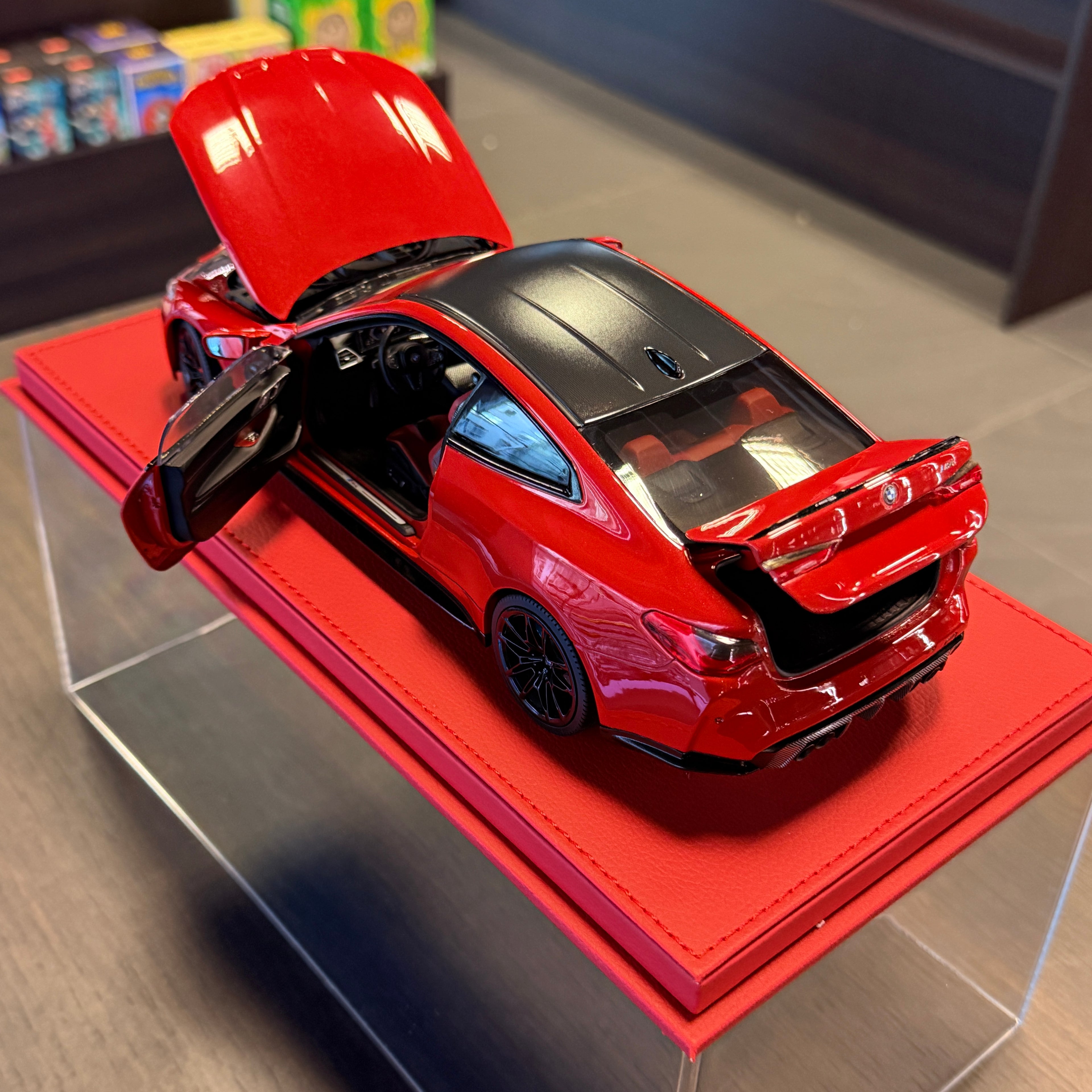 BMW M4 2024 v metalicky červené barvě v měřítku 1:18 od Minichamps