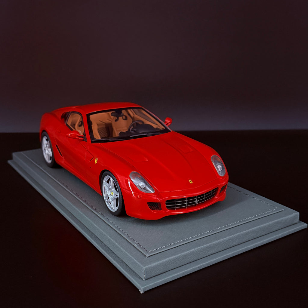 Ferrari 599 GTB Fiorano 2006 Rosso Corsa – Hecho en Italia – Escala 1:18 con vitrina (Edición Limitada 108 pzas) por BBR Models
