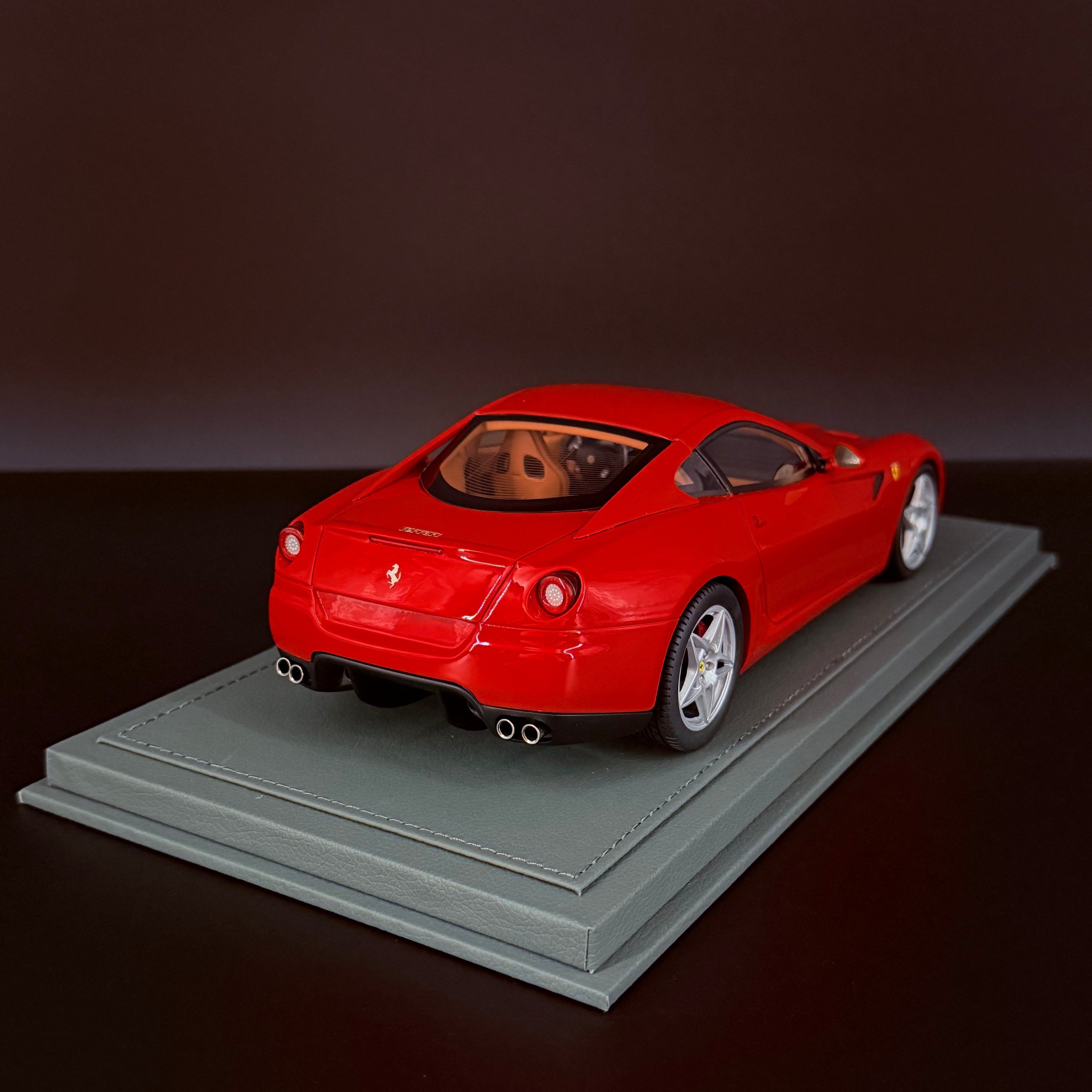 Ferrari 599 GTB Fiorano 2006 Rosso Corsa – Hecho en Italia – Escala 1:18 con vitrina (Edición Limitada 108 pzas) por BBR Models