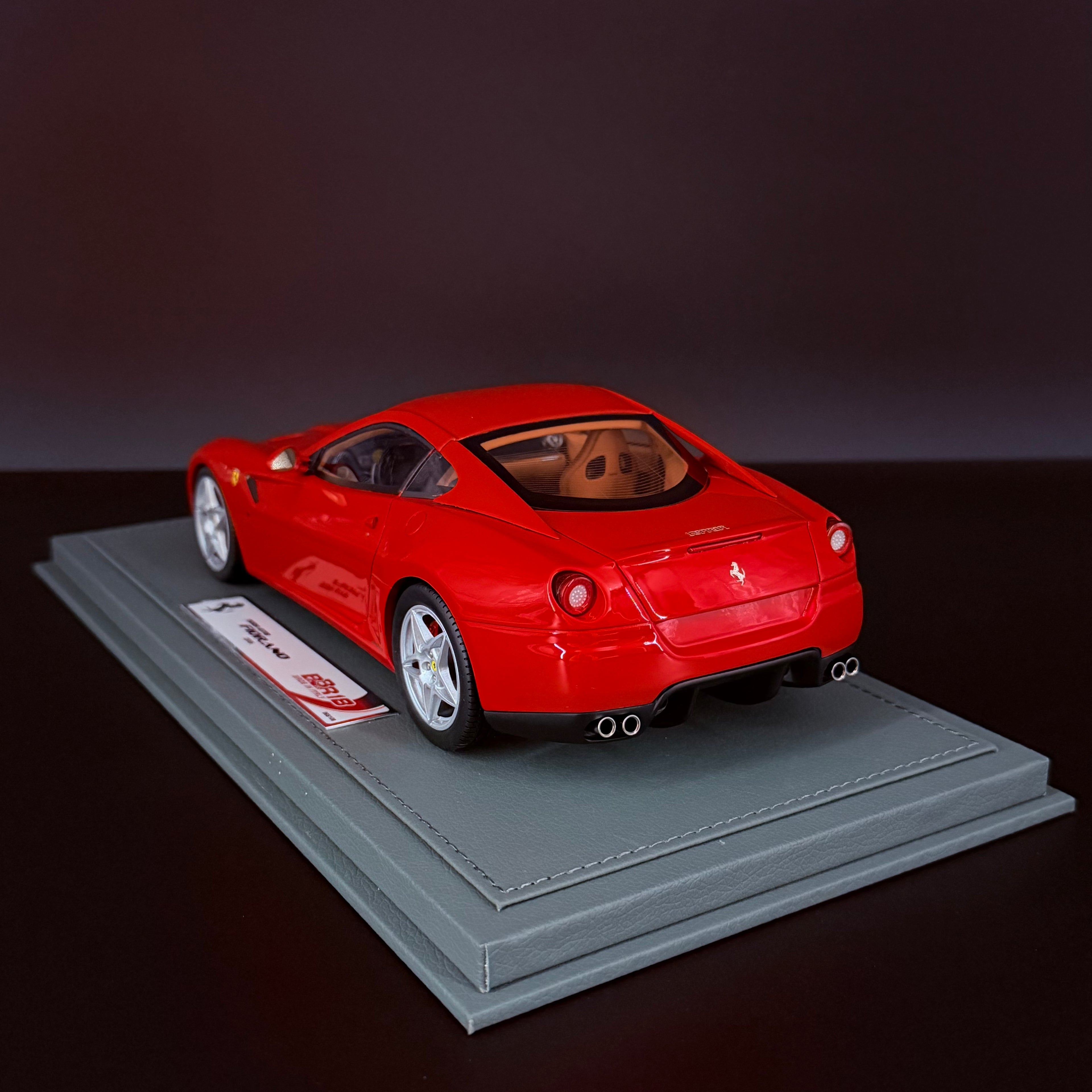 Ferrari 599 GTB Fiorano 2006 Rosso Corsa – Hecho en Italia – Escala 1:18 con vitrina (Edición Limitada 108 pzas) por BBR Models