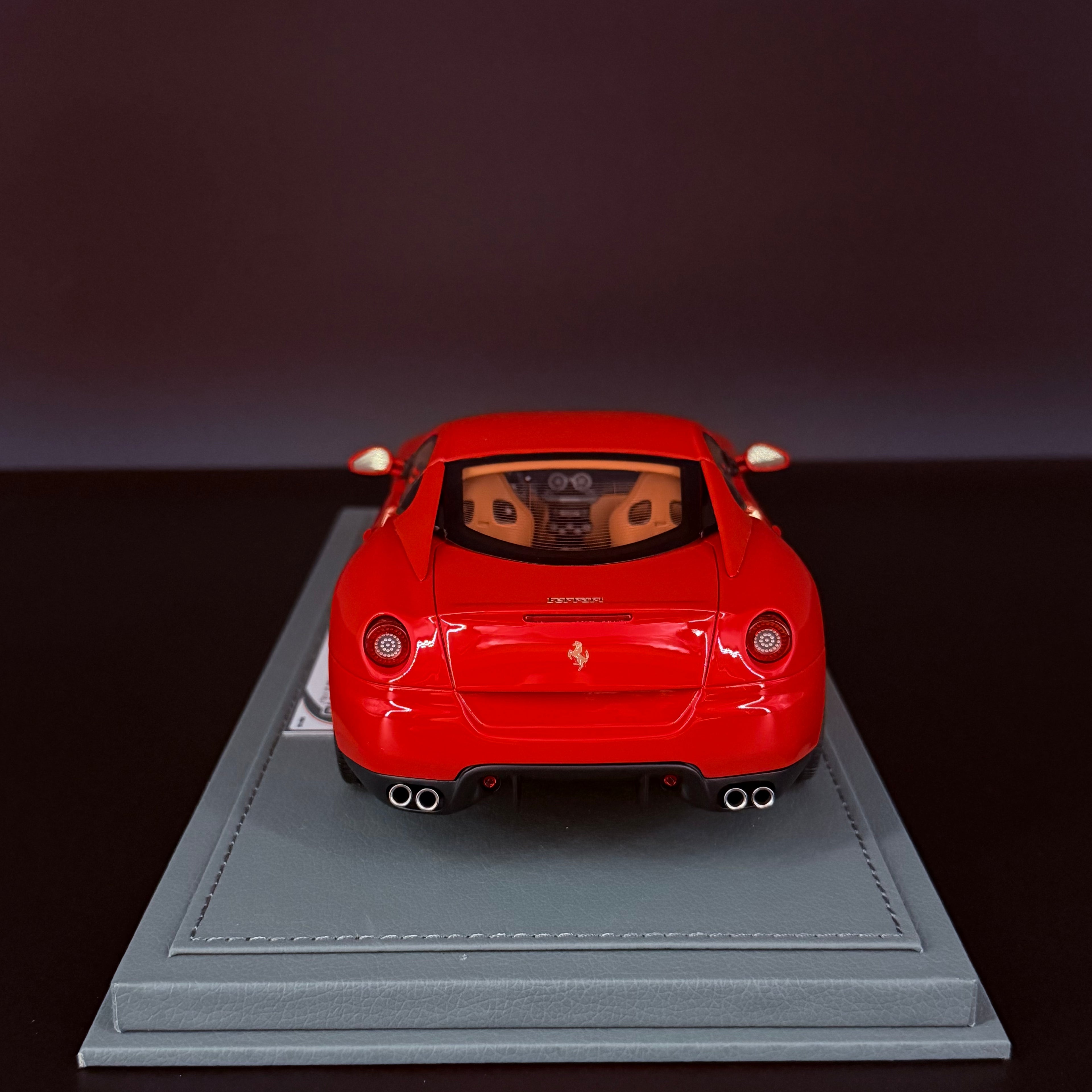 Ferrari 599 GTB Fiorano 2006 Rosso Corsa – Hecho en Italia – Escala 1:18 con vitrina (Edición Limitada 108 pzas) por BBR Models