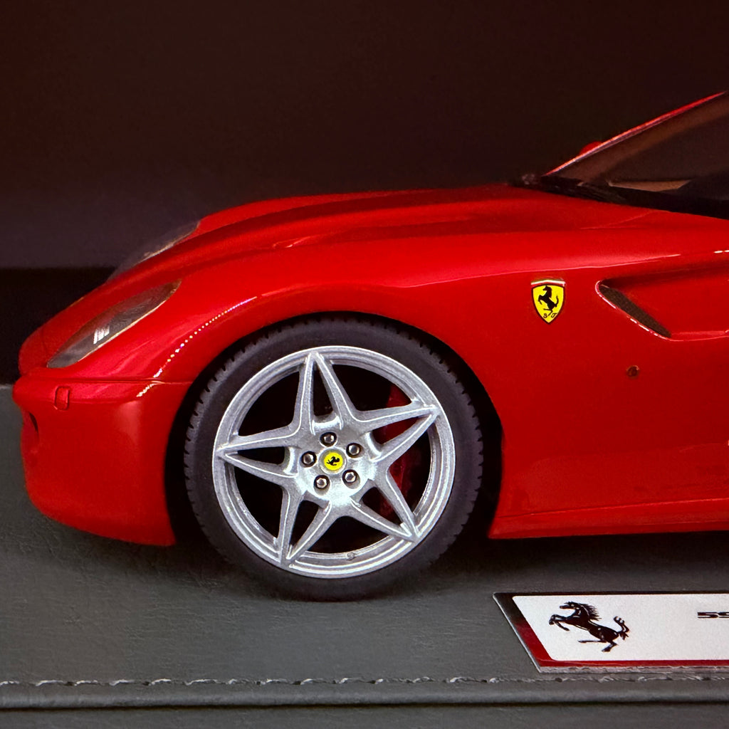 Ferrari 599 GTB Fiorano 2006 Rosso Corsa – Hecho en Italia – Escala 1:18 con vitrina (Edición Limitada 108 pzas) por BBR Models