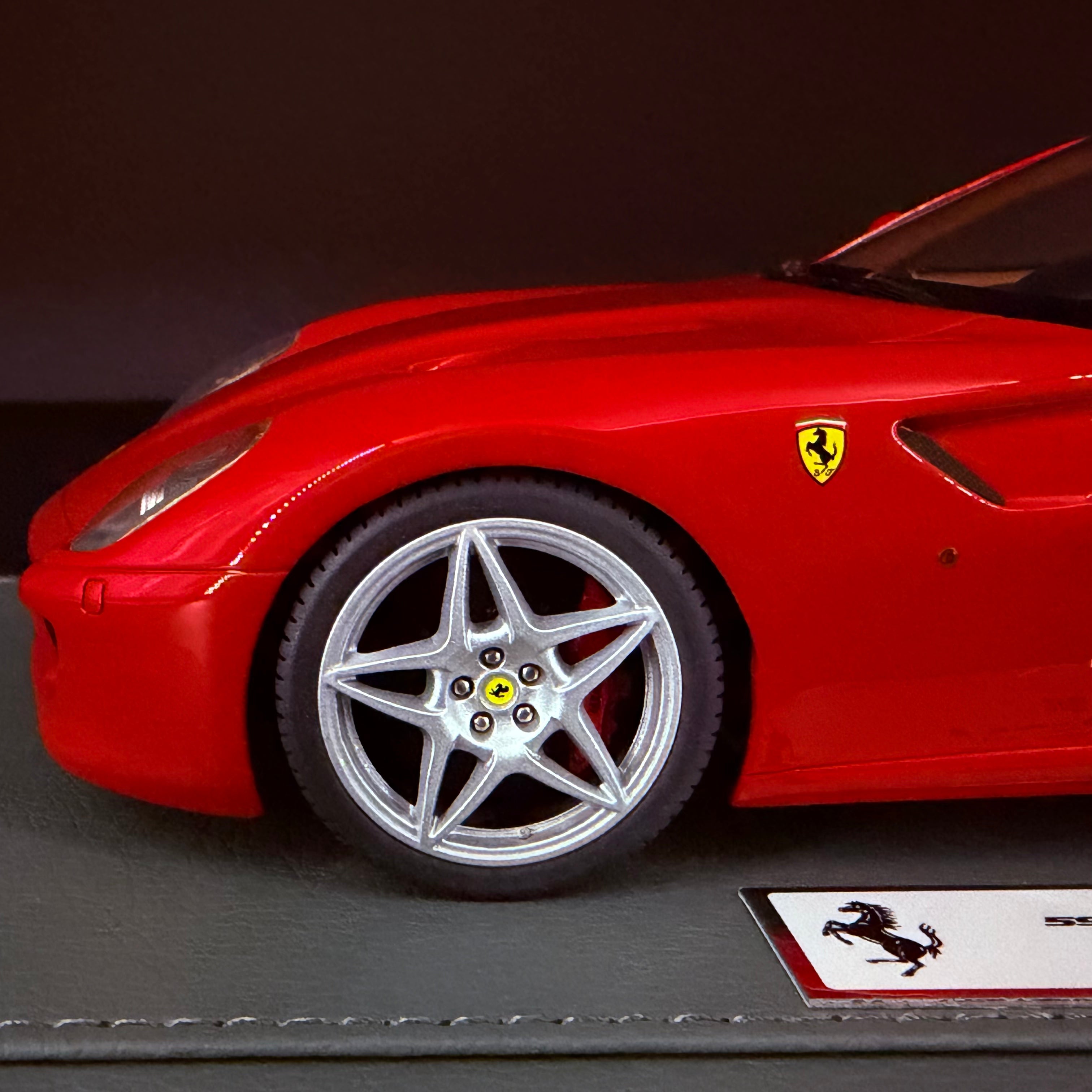 Ferrari 599 GTB Fiorano 2006 Rosso Corsa – Hecho en Italia – Escala 1:18 con vitrina (Edición Limitada 108 pzas) por BBR Models