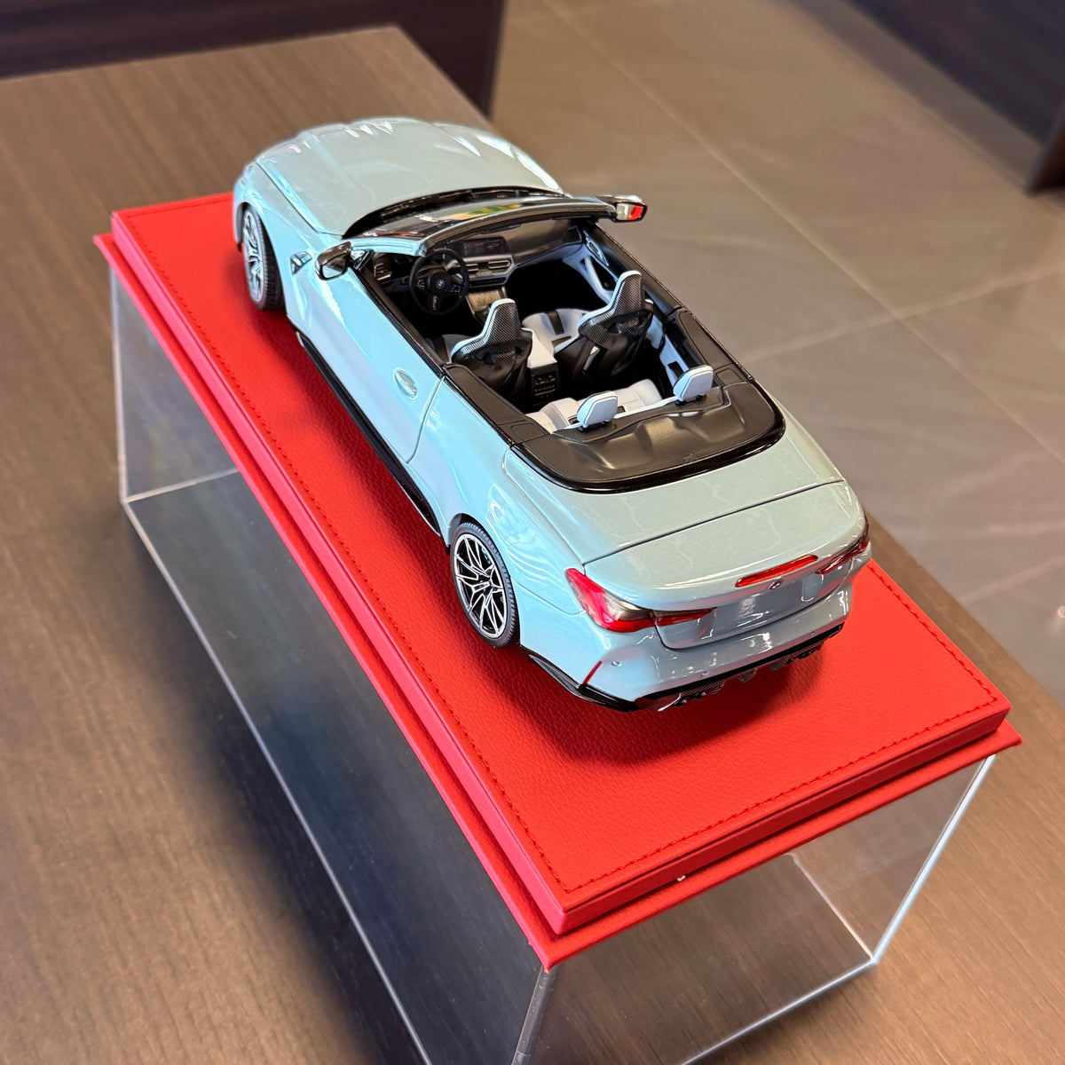 BMW M4 Cabriolet 2021 Šedá metalíza 1:18 od společnosti Minichamps