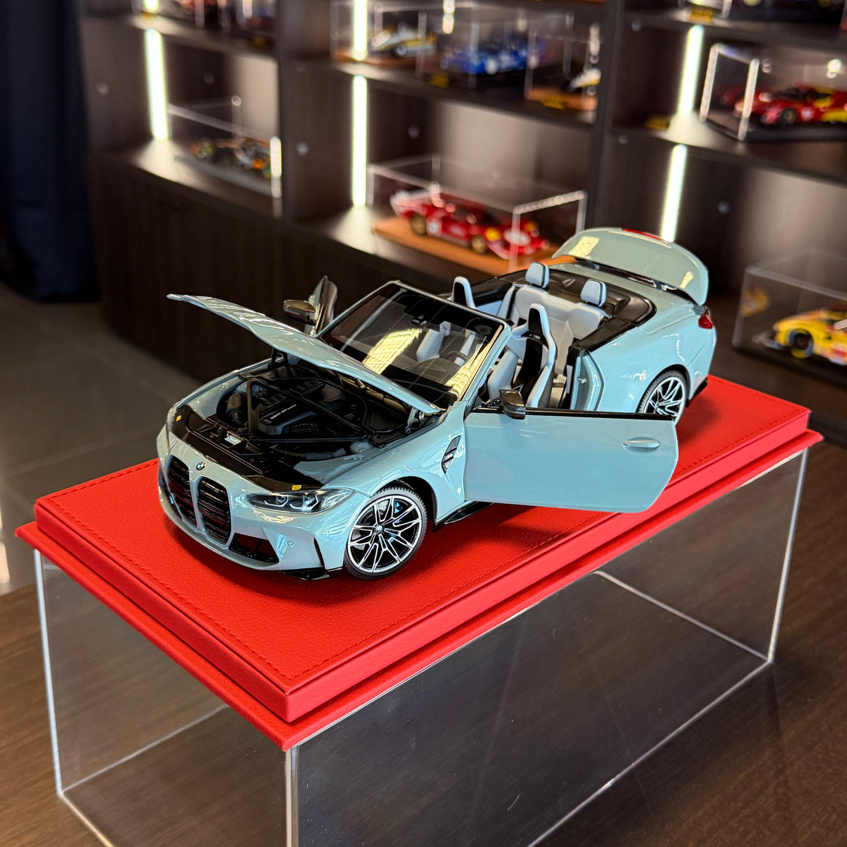 BMW M4 Cabriolet 2021 Šedá metalíza 1:18 od společnosti Minichamps