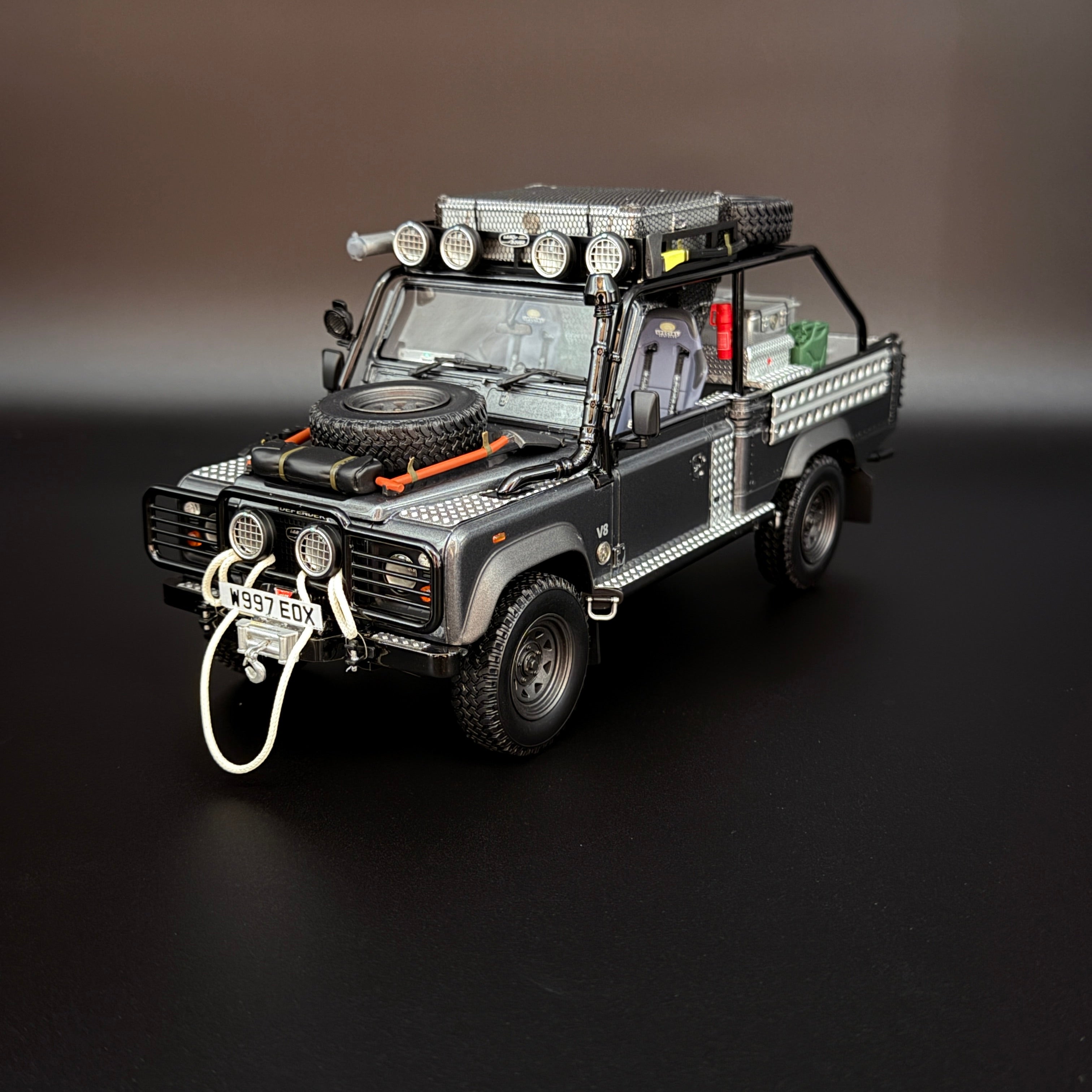 Land Rover Defender Movie (2001 Tomb Raider) Edition 1:18 Maßstab von KYOSHO
