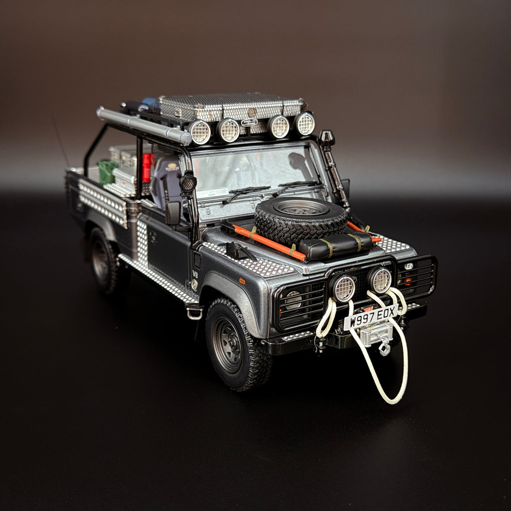 Land Rover Defender Movie (2001 Tomb Raider) Edition 1:18 Maßstab von KYOSHO