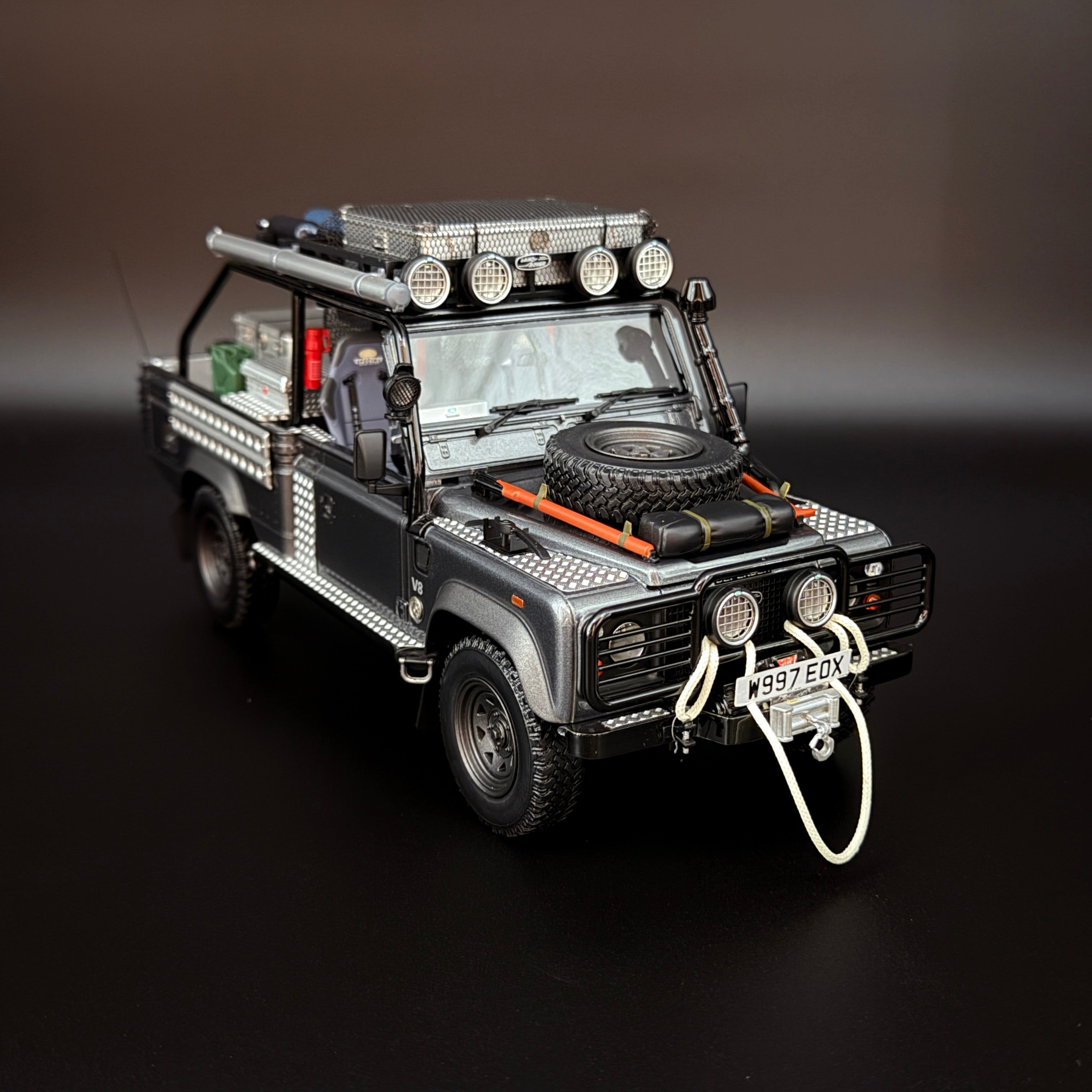 Land Rover Defender Movie (2001 Tomb Raider) Edition 1:18 Maßstab von KYOSHO