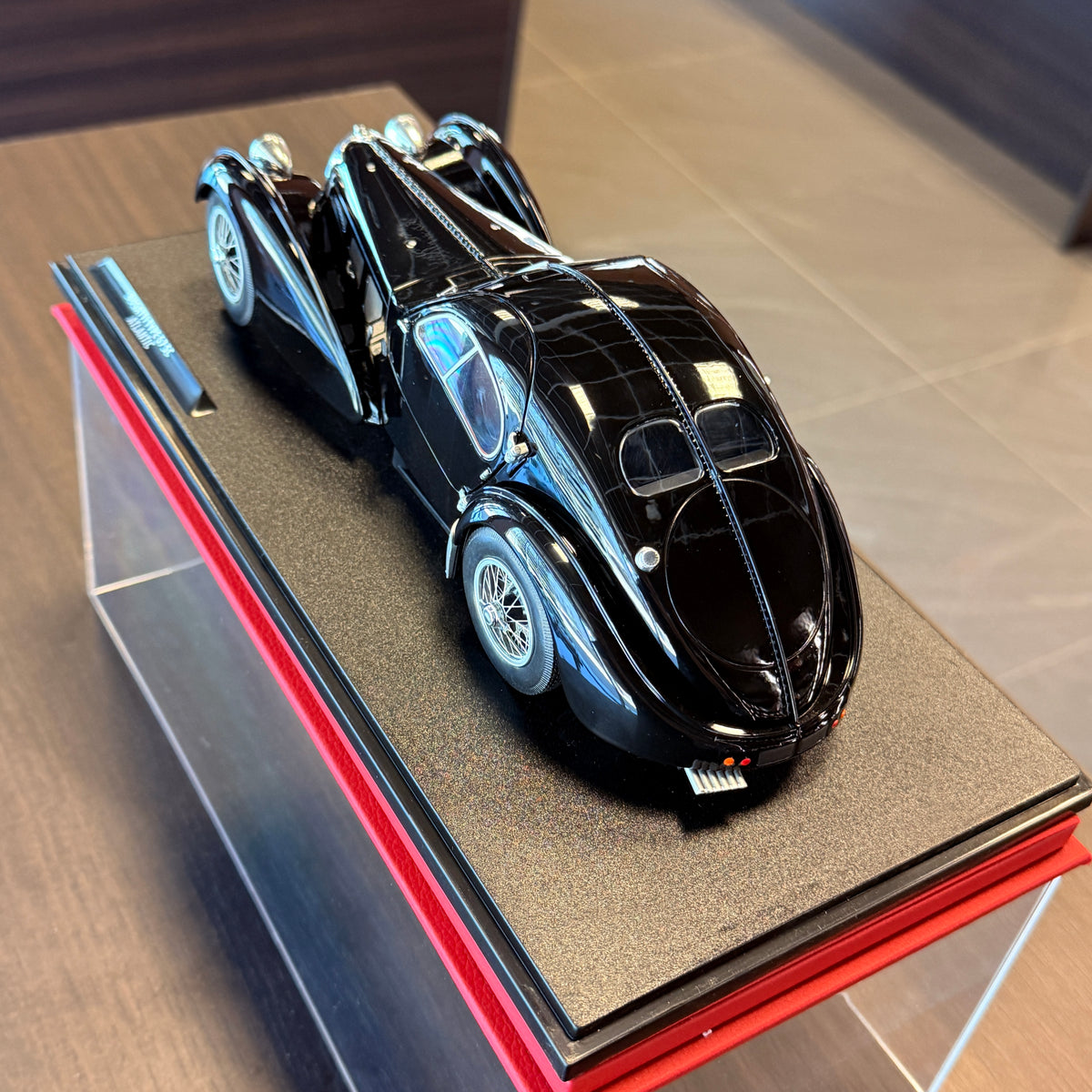 Bugatti Type 57 SC Atlantic Black 1:18 od Solido