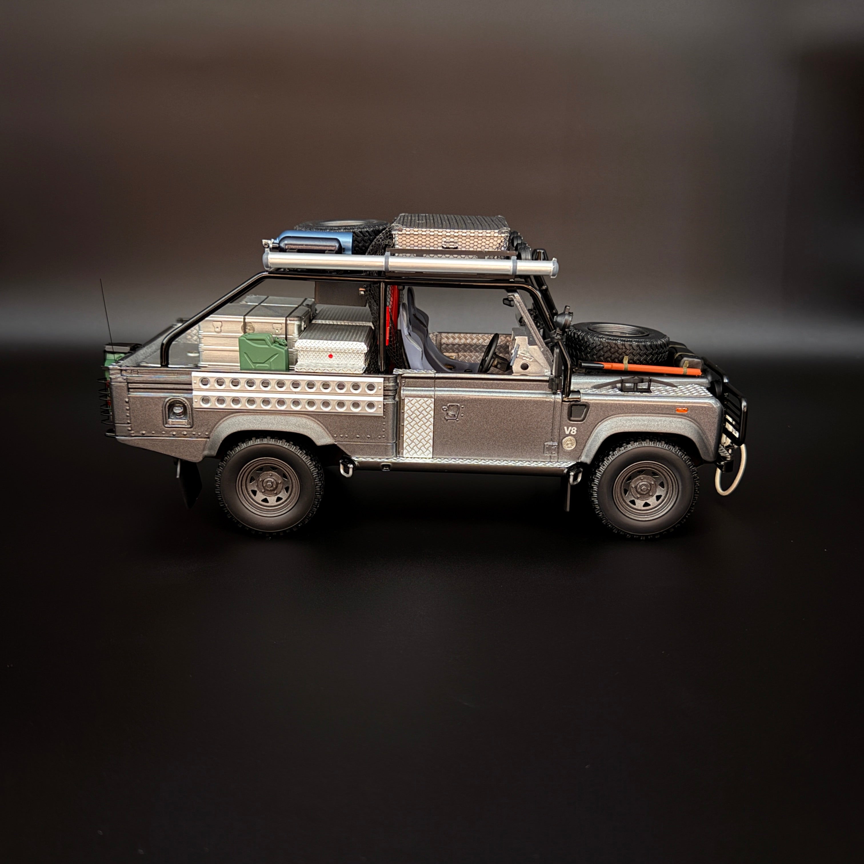 Land Rover Defender Movie (2001 Tomb Raider) Edition 1:18 Maßstab von KYOSHO