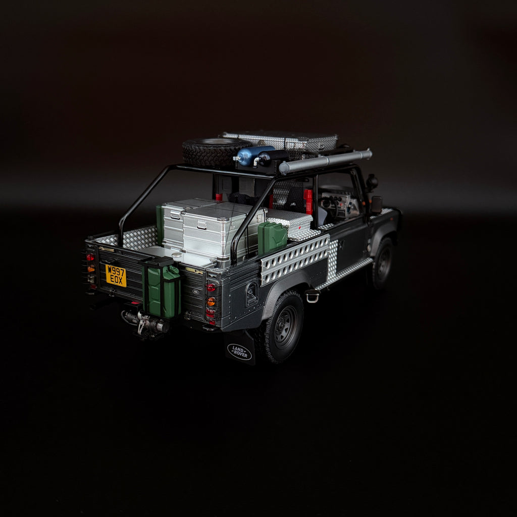 Land Rover Defender Movie (2001 Tomb Raider) Edition 1:18 Maßstab von KYOSHO