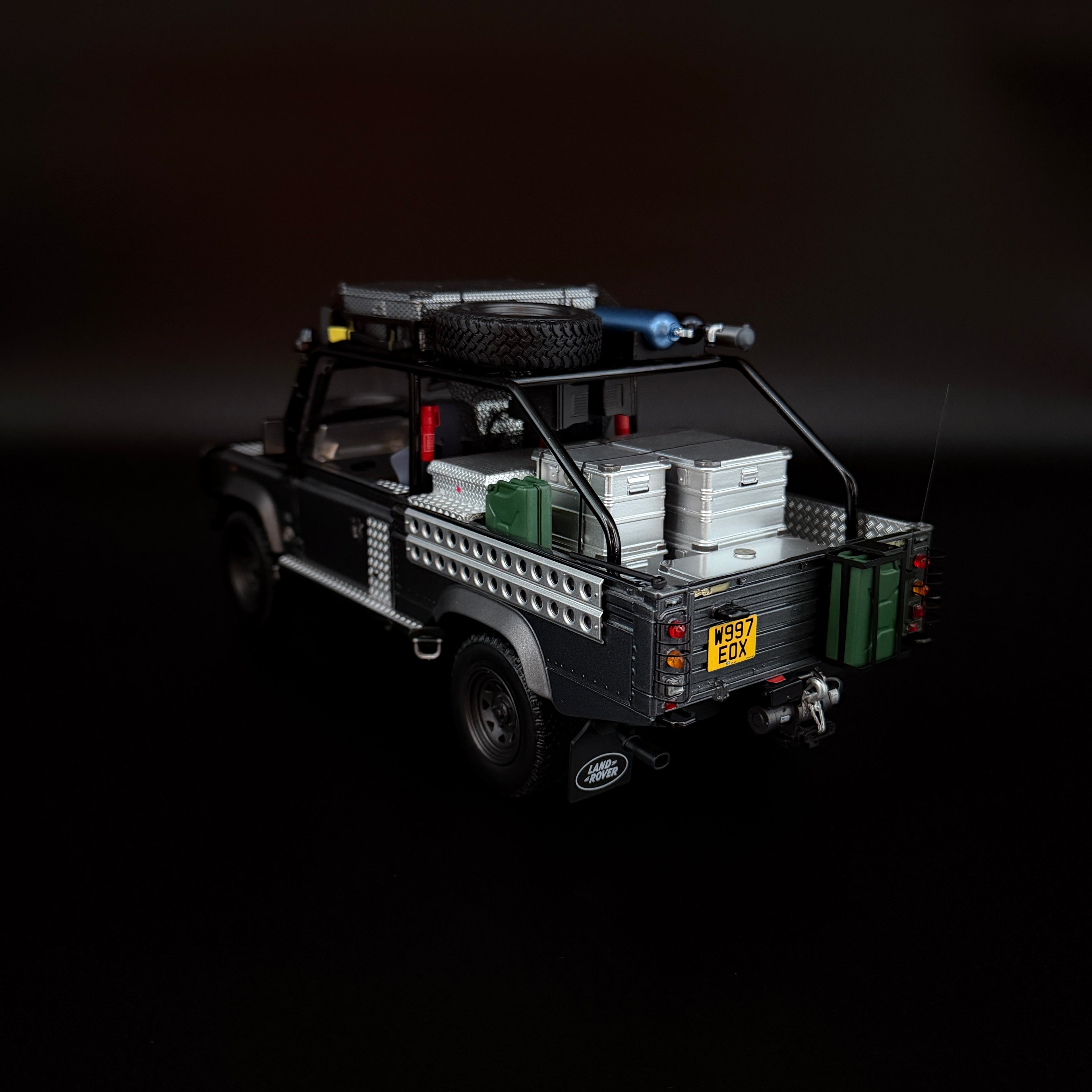 Land Rover Defender Movie (2001 Tomb Raider) Edition 1:18 Maßstab von KYOSHO