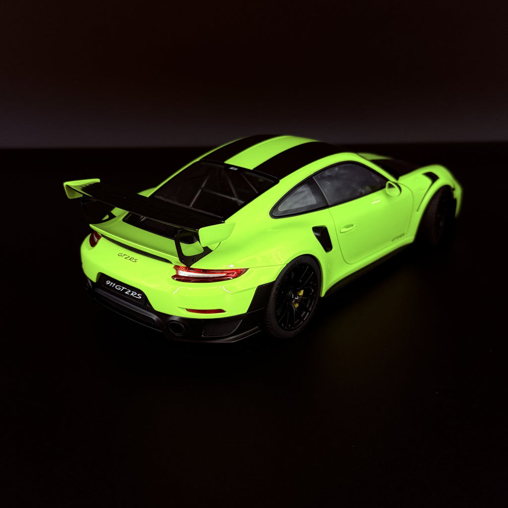 Porsche 911 GT2 RS Weissach Paket (991.2) – Acidgrün Maßstab 1:18 von AUTOart